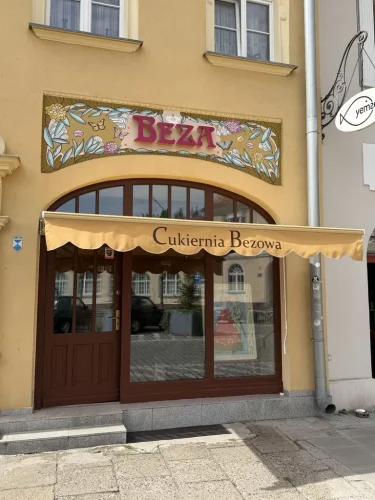 markiza-z-nadrukiem-nad-wejsciem-kamienica