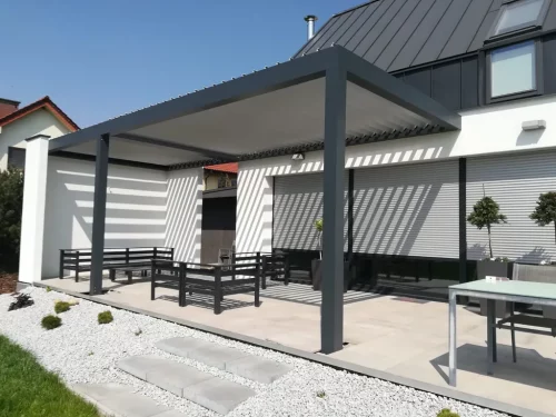 pergola-lamelowa-grafitowa-taras-przy-domu