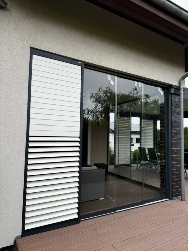 zabudowa-szklana-bezramowa-z-shutters