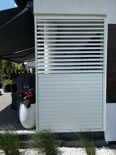 zabudowa-szklana-shutters-biale-pion-ogrod