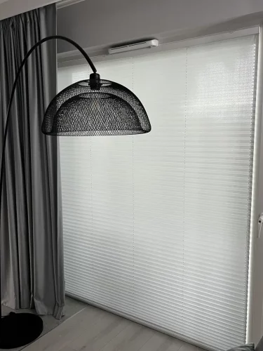 plisa-wolnowiszaca-biala-salon