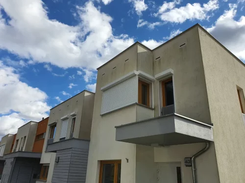 roleta-zewnetrzna-okno-balkonowe-elewacja-bezowa