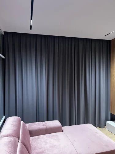 zaslony-grafitowe-salon-rozowa-sofa